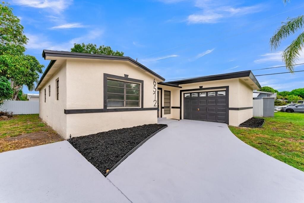 Photo of 6572 Pierce Street, Hollywood, FL 33024 (MLS # B26045020)
