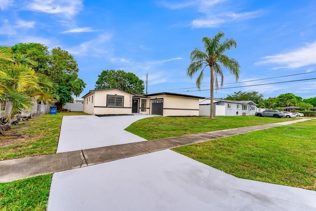 Photo of 6572 Pierce Street, Hollywood, FL 33024 (MLS # B26045020)