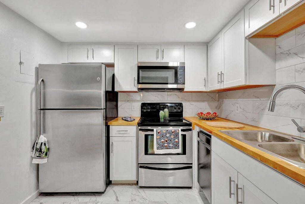 Photo of 250 Flanders F, Delray Beach, FL 33484 (MLS # R11041130)