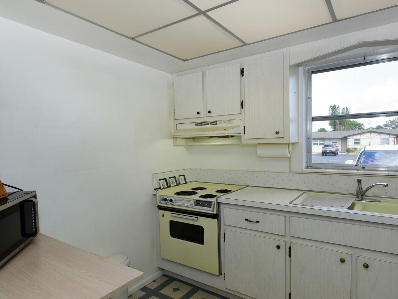 CRESTHAVEN VILLAS 3 CONDO - Residential