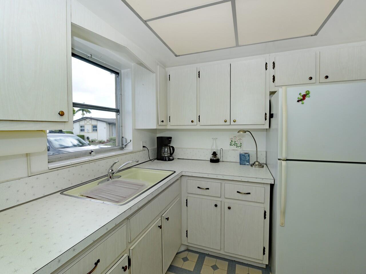 CRESTHAVEN VILLAS 3 CONDO - Residential