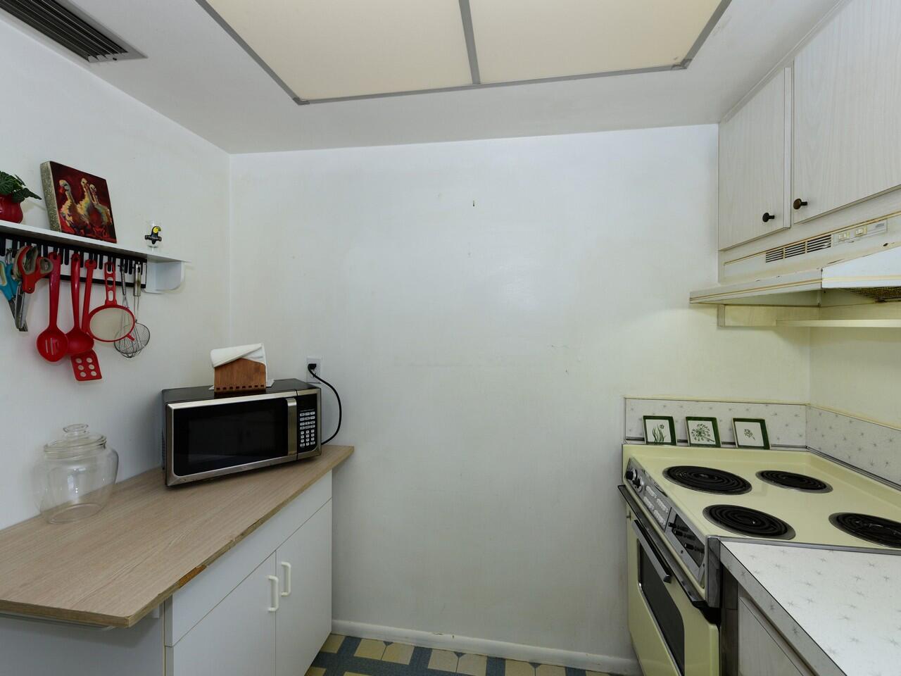 CRESTHAVEN VILLAS 3 CONDO - Residential