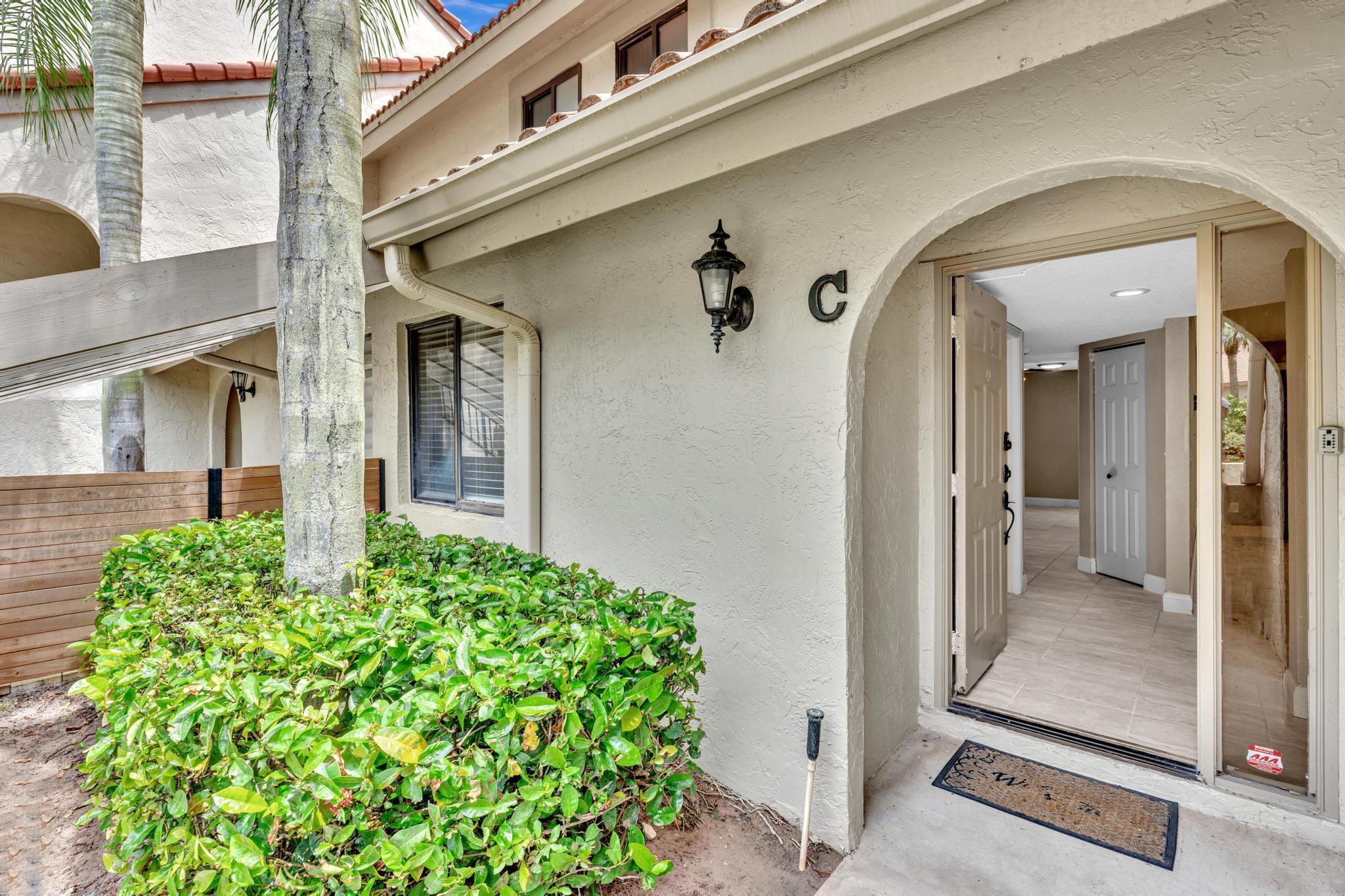 5610 Coach House Circle C, Boca Raton, FL, 33486/$329,900 2 5610 Coach House Circle C