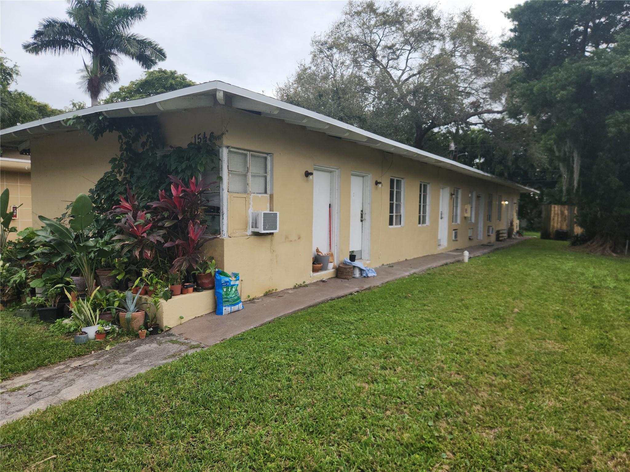 Renovated, charming 2/1 in GREAT location! Apartment centrally located, close to shops, buses, and beaches. This apartment is located on a dead end, great for privacy and safety. Hot water included. Walk to Whole Foods, Aldi's and many new shops in the area. Wonderfully growing neighborhood with many perks. With good credit the deposit requirements can be paid in 3 payments. The owner needs 3 months upfront to move in. Background and credit check and proof of income