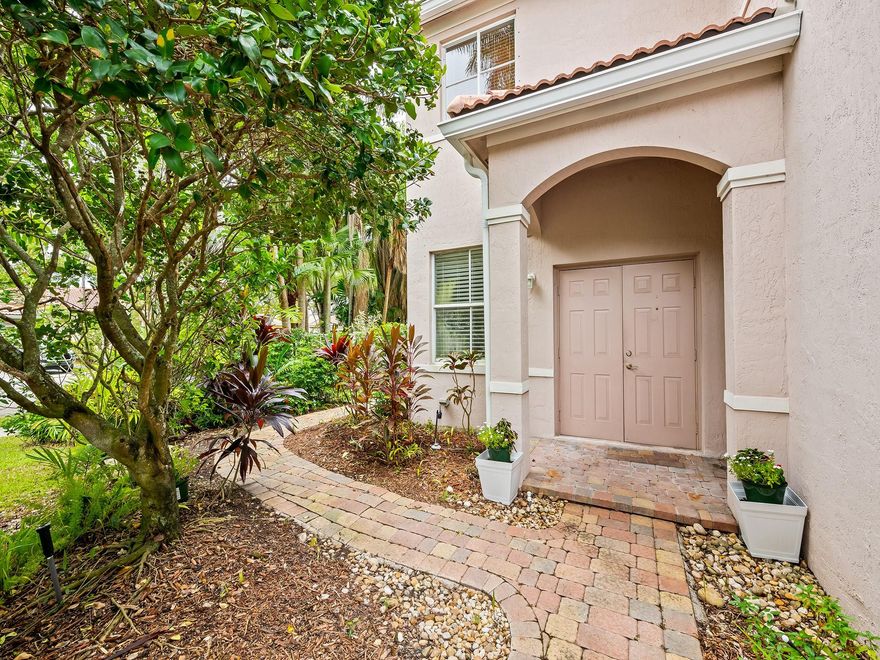 Welcome to this beautiful corner lot home with a big gorgeous private backyard!  Pets welcome!  4 Bed / 3.4 Bath  2 Car Garage Pool home.  Resort style community clubhouse with 4 pools, kids splash zone, barbecue area, basketball court, hockey ring, soccer field, kids playground, mini golf, and party room. 24 hour gatehouse with guard. The city of Weston offers top A rated schools, great recreational public parks, dinning, shopping, and hospitals.