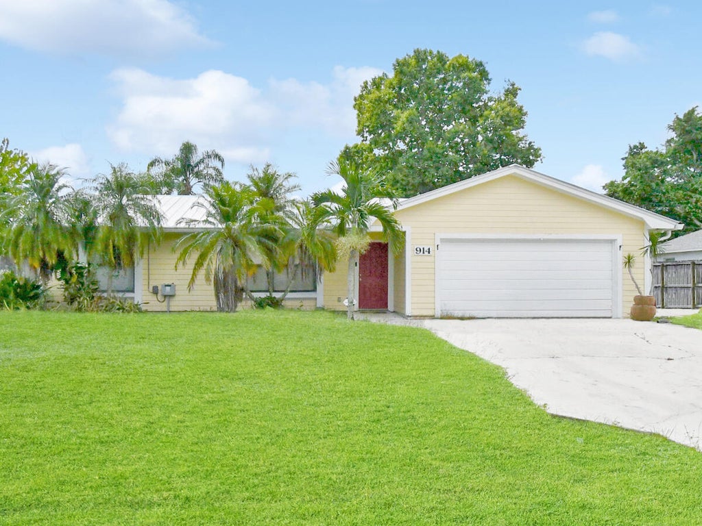 Photo of 914 SW John Maccormack Ter, Port Saint Lucie, FL 34953 (MLS # R10986166)