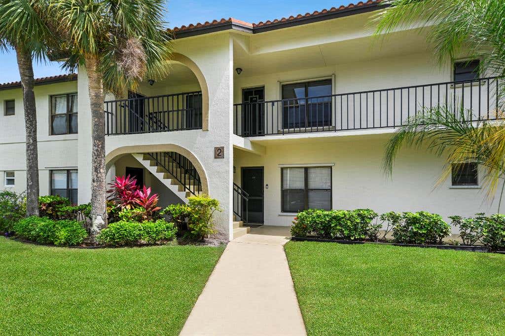 Photo of 2 ViA De Casas Sur #202, Boynton Beach, FL 33426 (MLS # R10785256)
