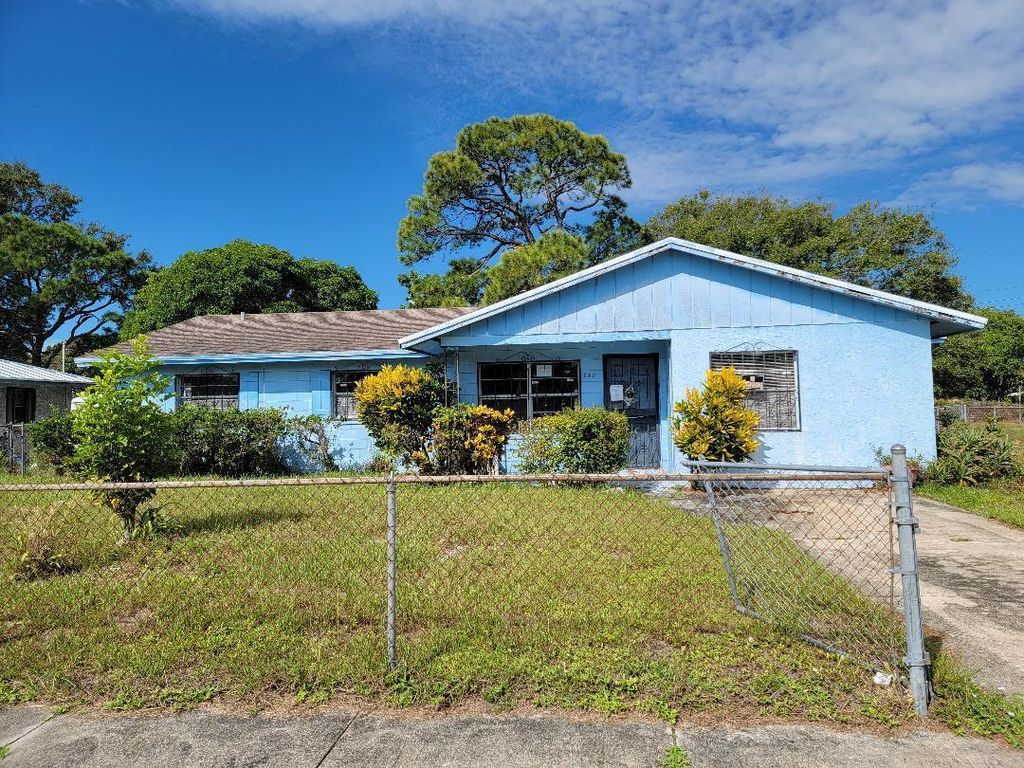 Photo of 107 Camelot Drive, Fort Pierce, FL 34946 (MLS # R10915715)