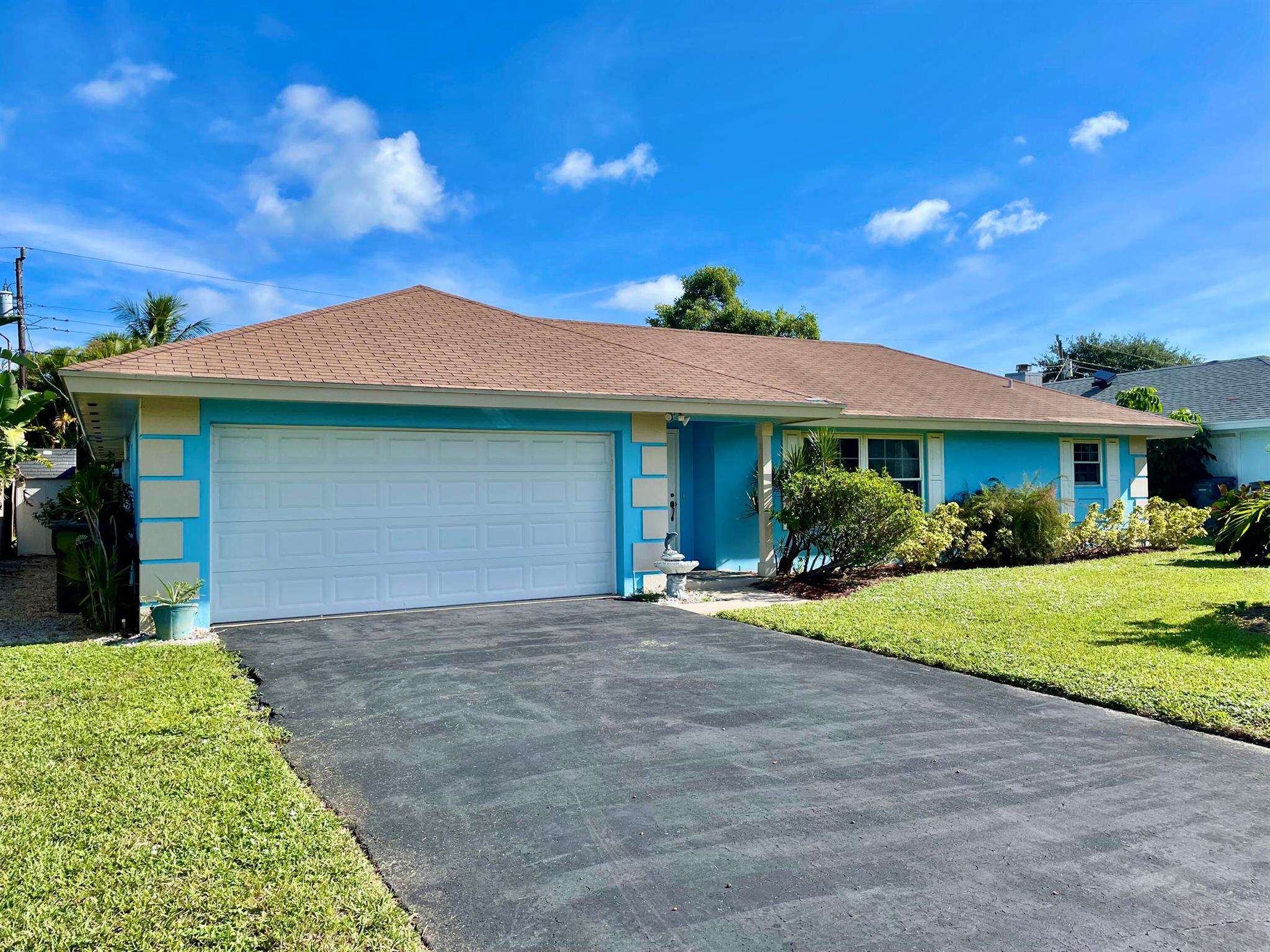 CBS 3/2/2 in Tequesta. Split floor plan, Family and Living Rooms. Good sized bedrooms. Updated Kitchen. Quiet, dead end street. No HOA. Close to beaches, restaurants and parks. Great opportunity to make it your own.