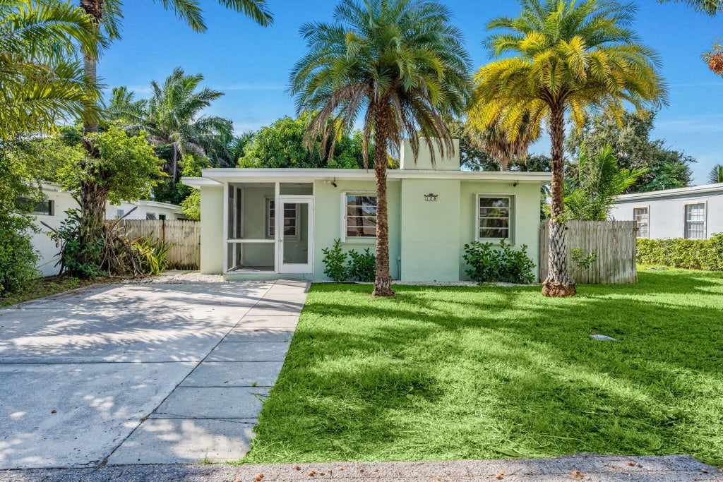 Photo of 128 E Central Boulevard, Lantana, FL 33462 (MLS # B26089628)