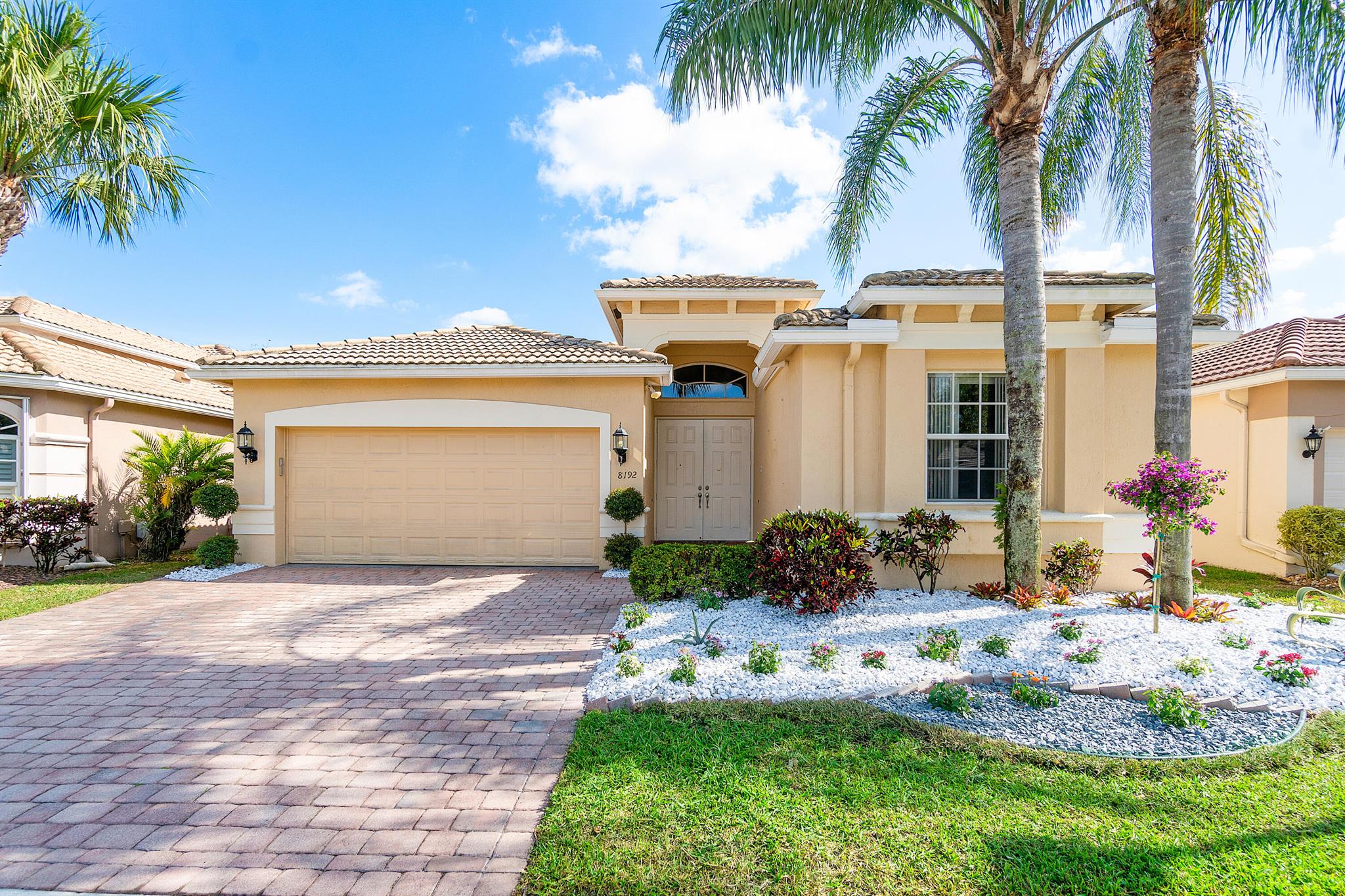 LOVELY MODENA MODEL WITH A GORGEOUS LAKE VIEW. VILLAGGIO IS AN ACTIVE COMMUNITY WITH LOTS OF ACTIVITIES. SOCIAL HALL WITH PARTY ROOM FOR PARTIES AND SHOWS, CARD ROOMS, BILLIARDS ROOM, ARTS AND CRAFTS A CAFE AND GORGEOUS OUTDOOR POOL. SEPARATE FITNESS CENTER WITH GYM AND AREROBICS ROOM, RAQUET BALL, PICKLE BALL, TENNIS AND BOCCE BALL. ALSO HAS AN INDOOR POOL AND A BEAUTY SALON