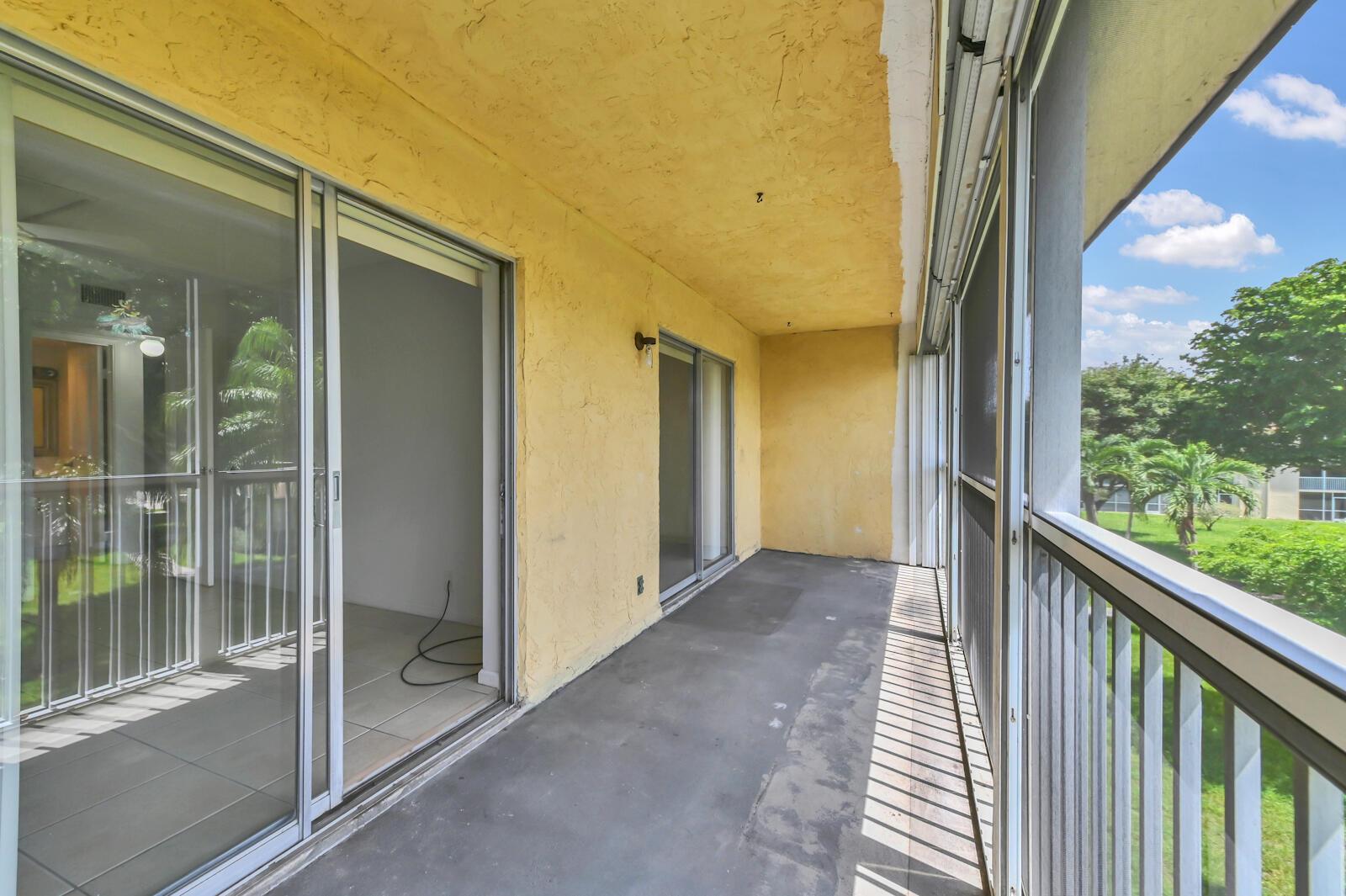 VILLAGE GREEN HAMPTON CON - Residential