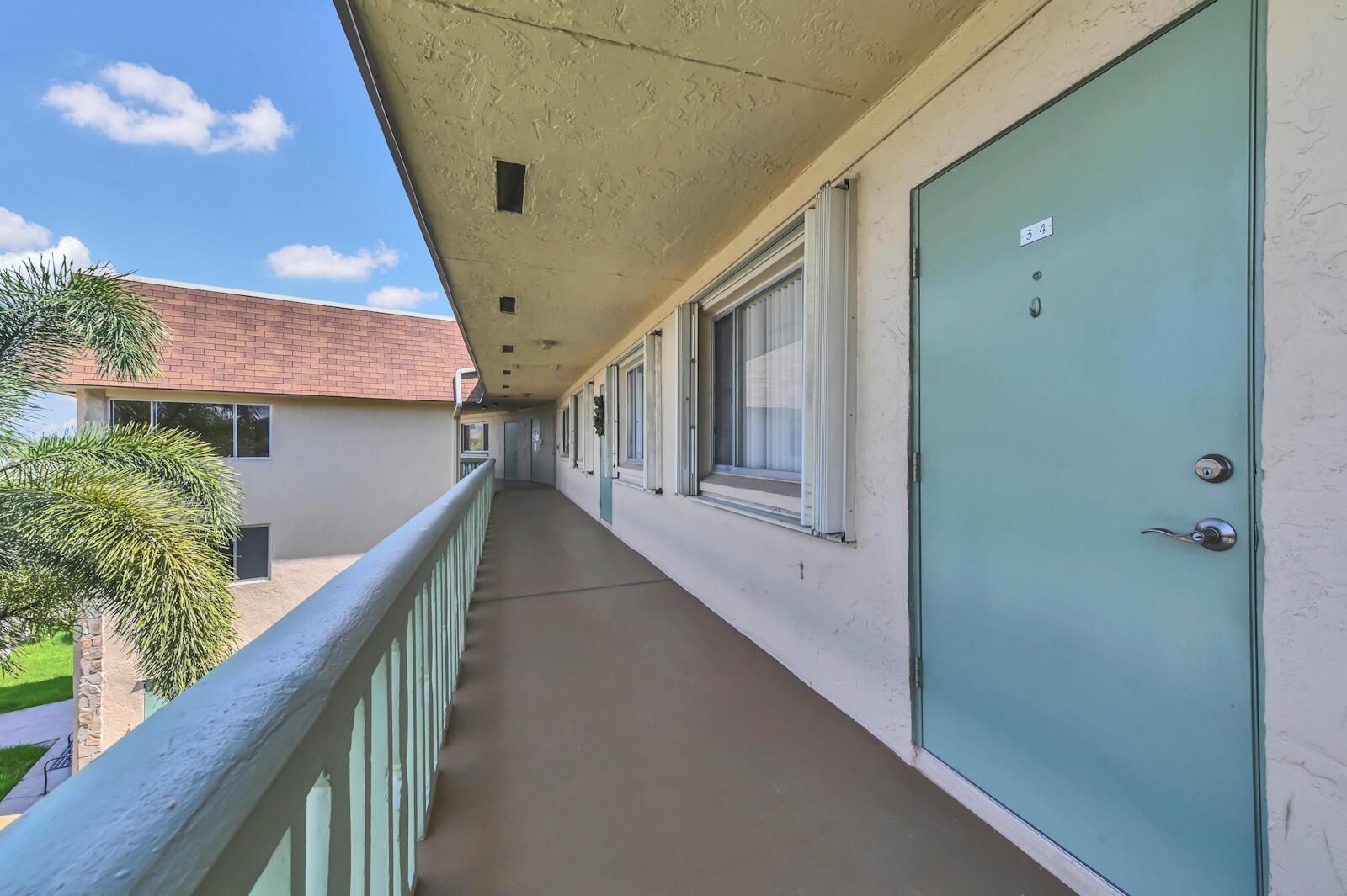 VILLAGE GREEN HAMPTON CON - Residential