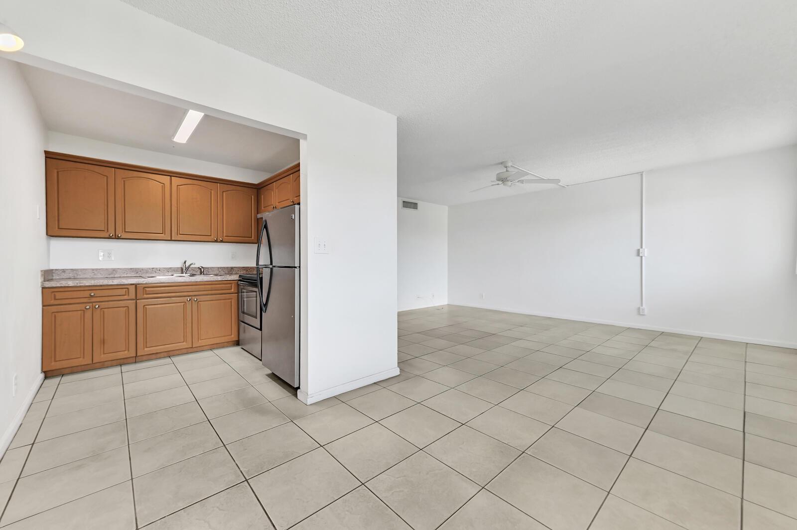 VILLAGE GREEN HAMPTON CON - Residential