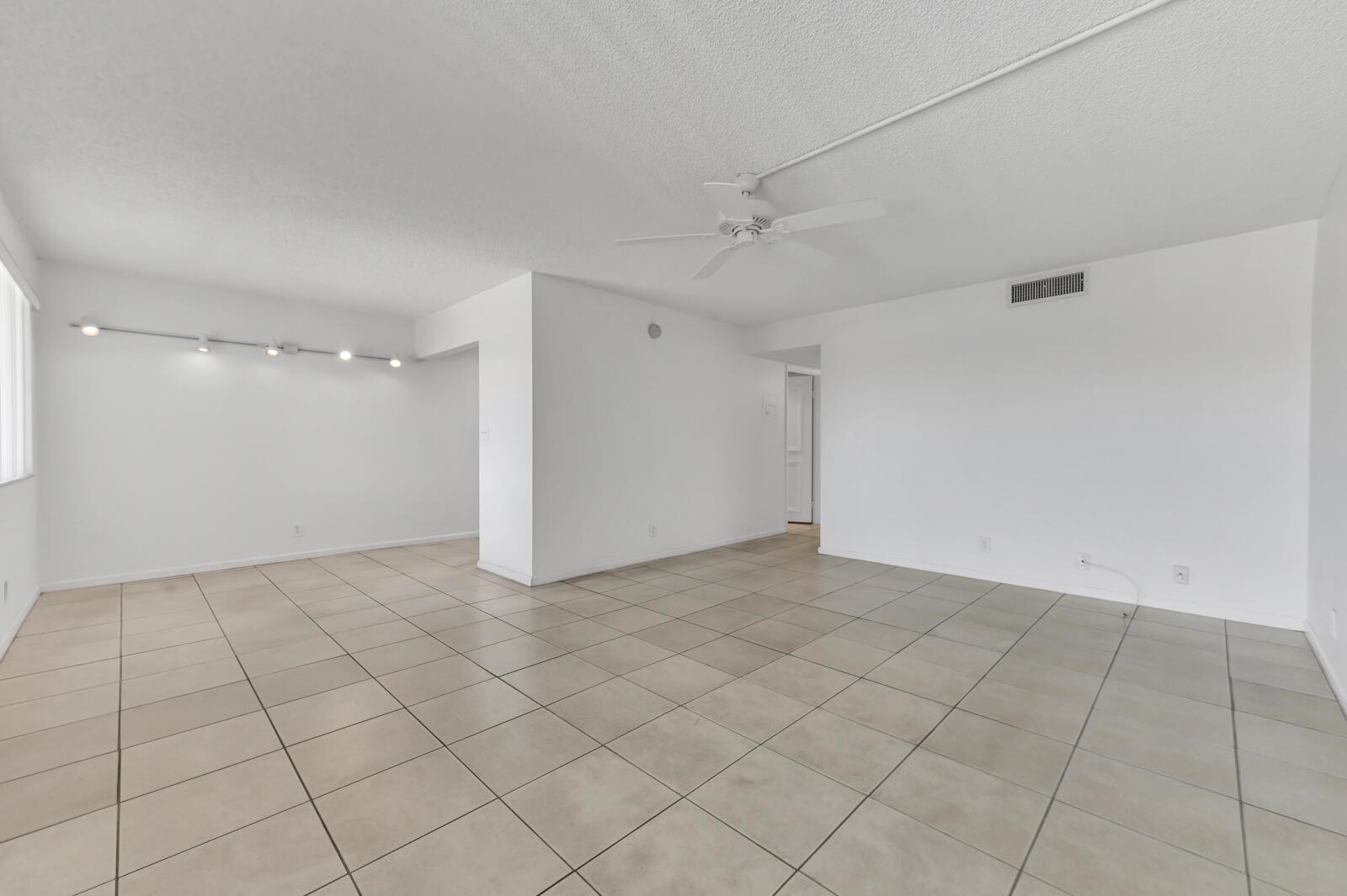 VILLAGE GREEN HAMPTON CON - Residential