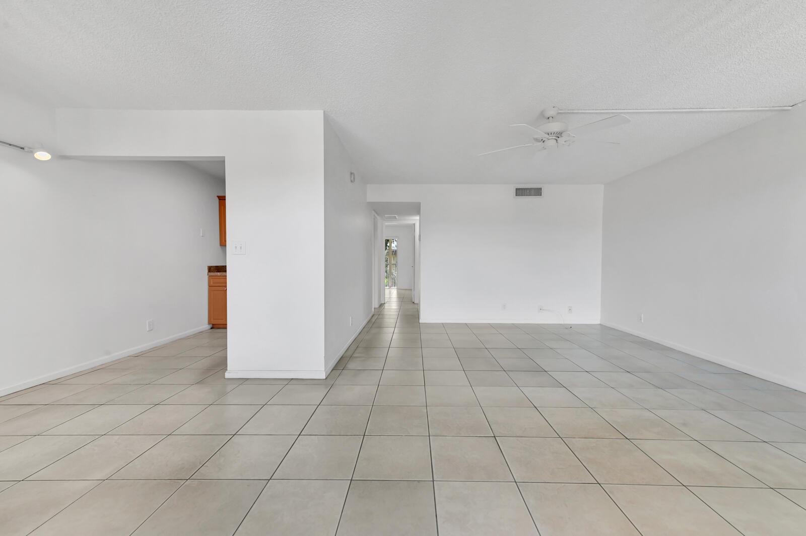 VILLAGE GREEN HAMPTON CON - Residential