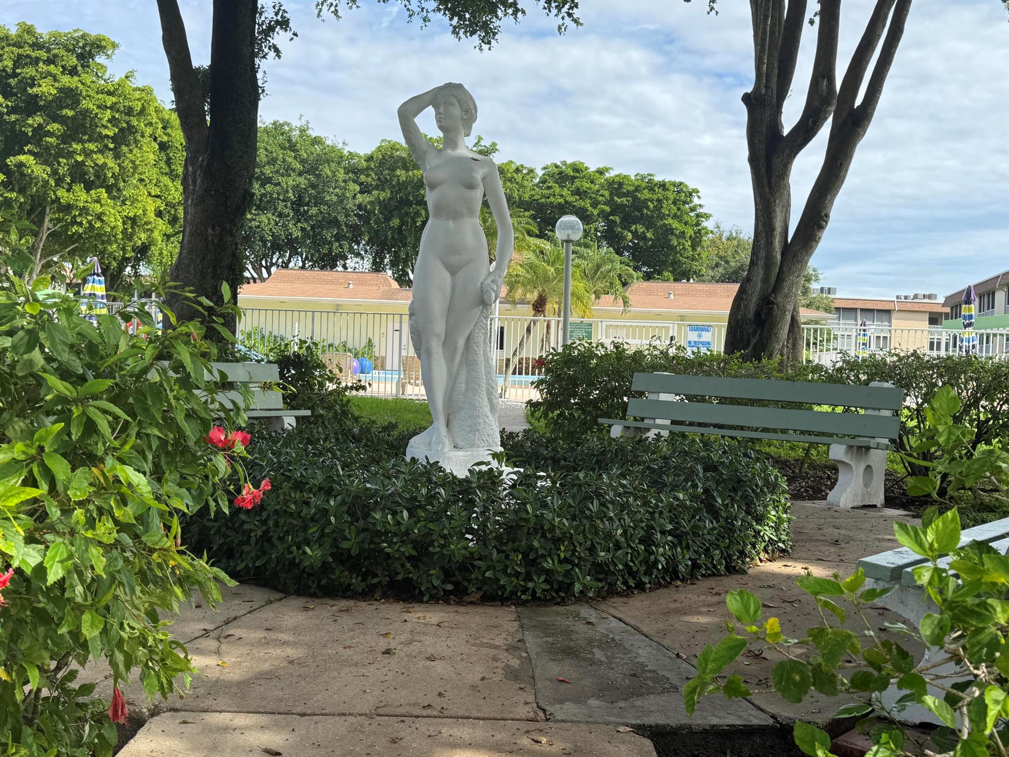 VILLAGE GREEN HAMPTON CON - Residential