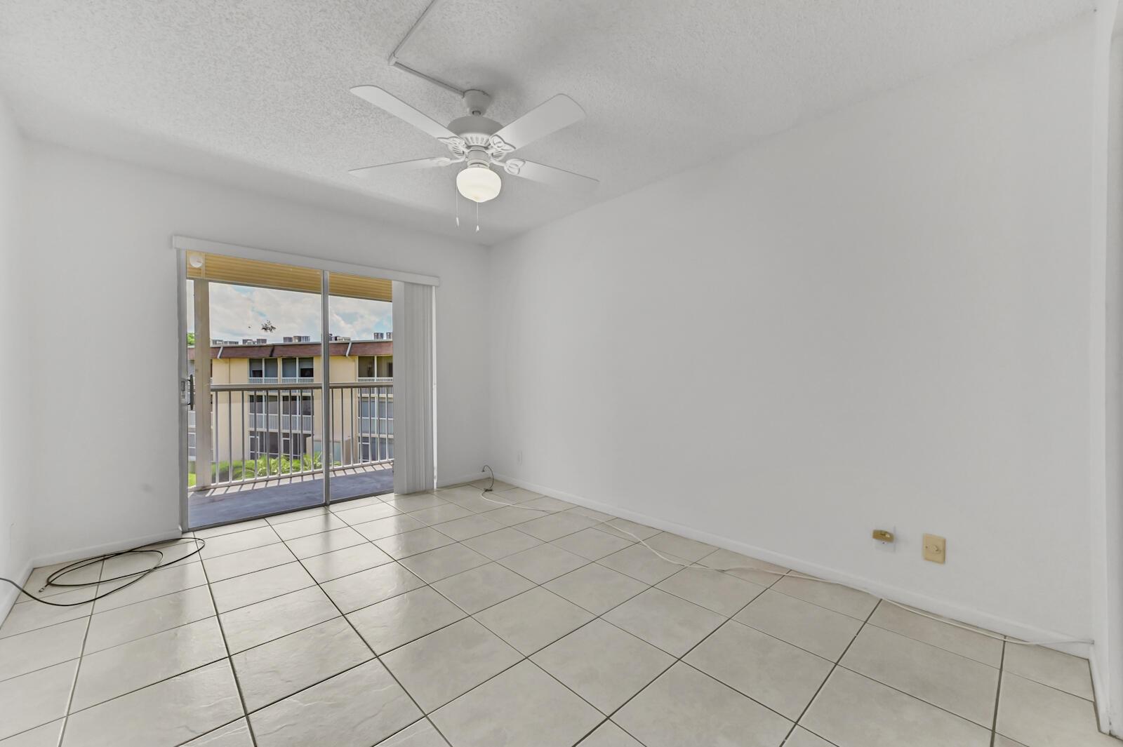 VILLAGE GREEN HAMPTON CON - Residential