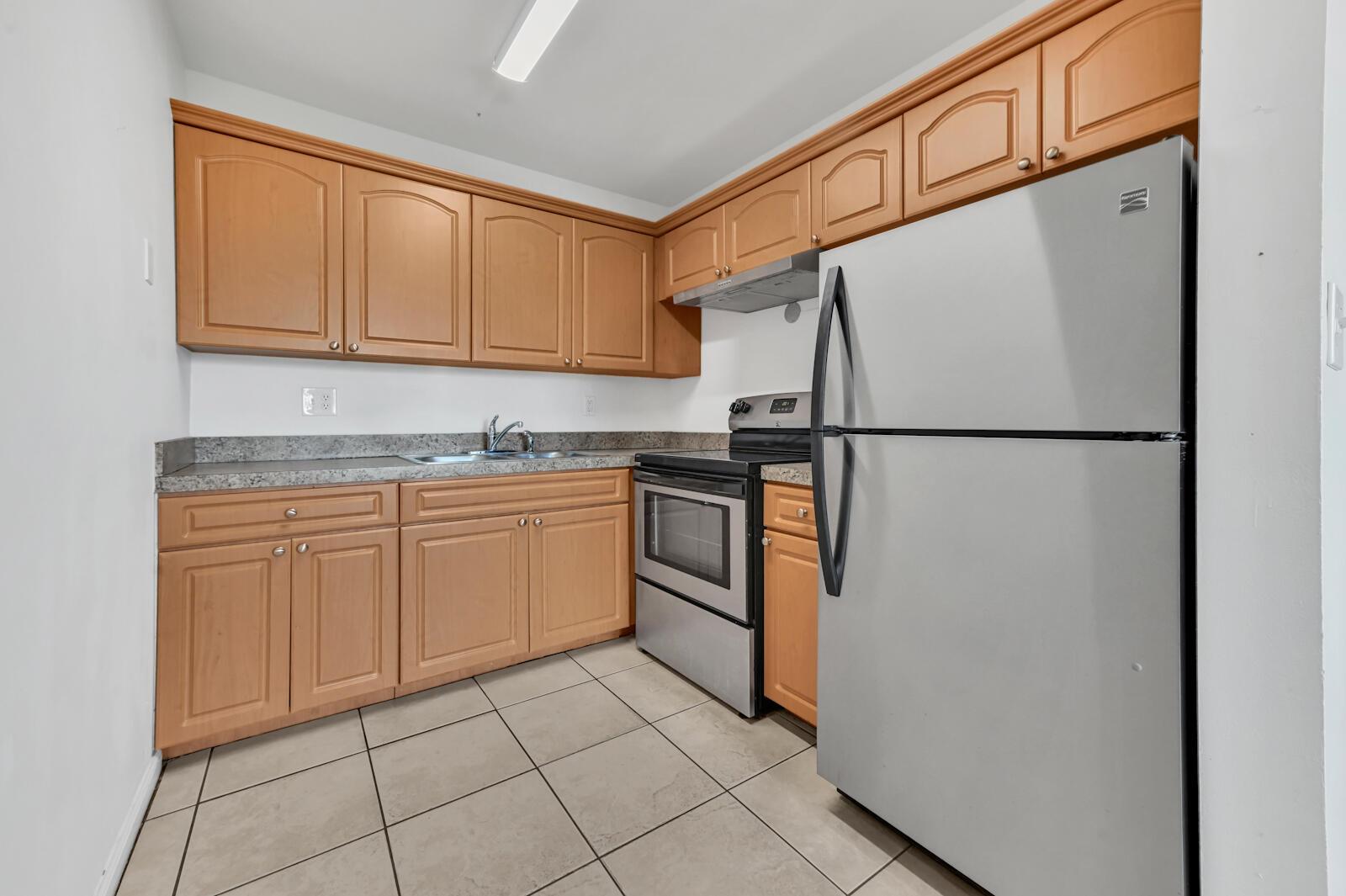 VILLAGE GREEN HAMPTON CON - Residential