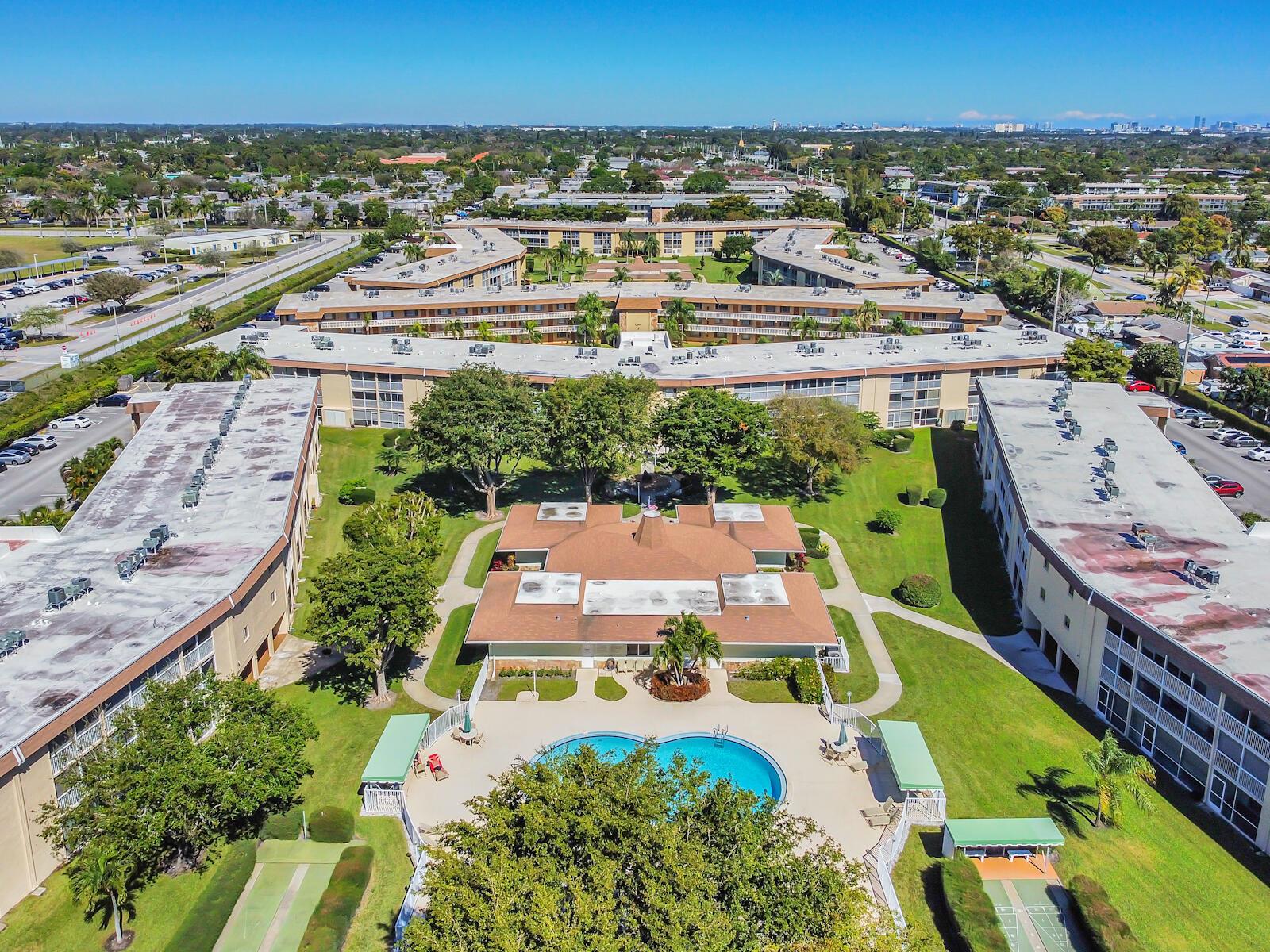 VILLAGE GREEN HAMPTON CON - Residential