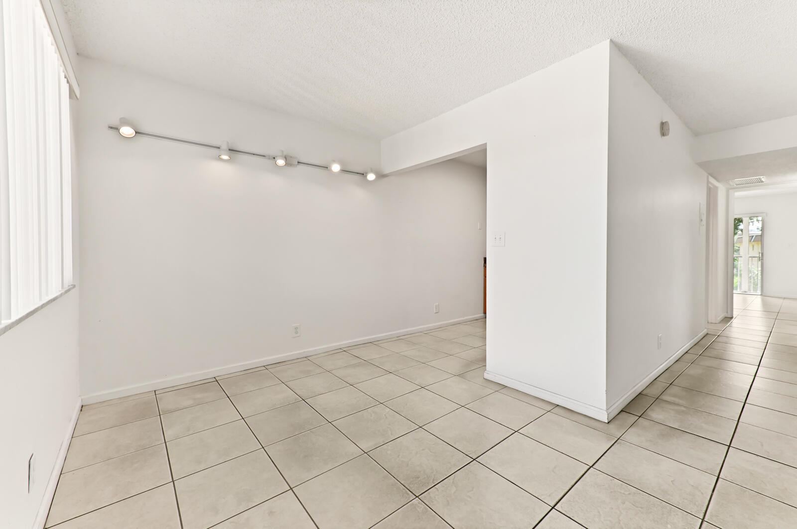 VILLAGE GREEN HAMPTON CON - Residential