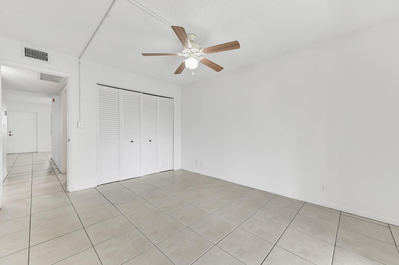 VILLAGE GREEN HAMPTON CON - Residential