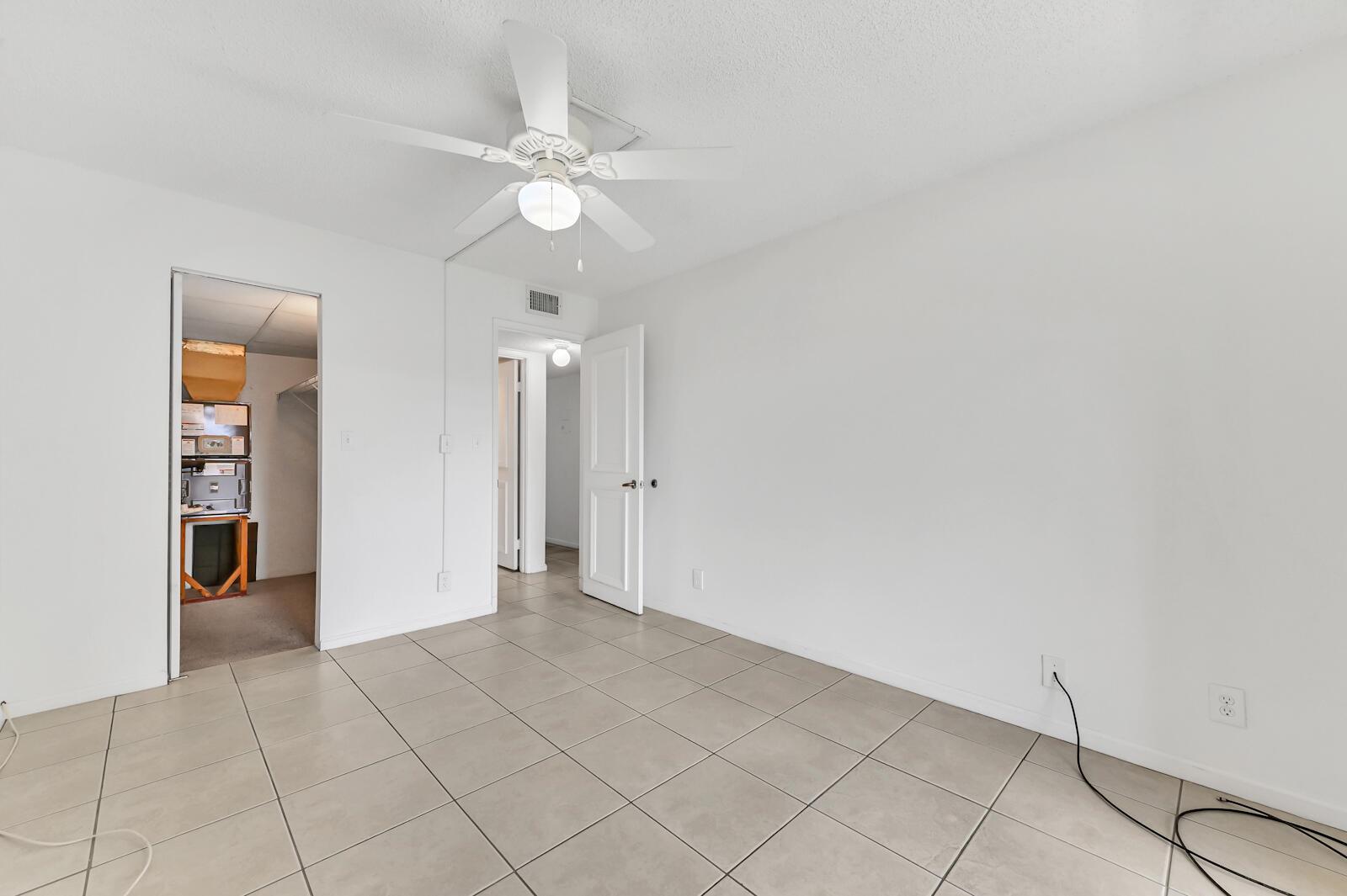 VILLAGE GREEN HAMPTON CON - Residential