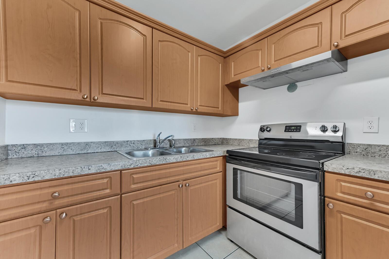 VILLAGE GREEN HAMPTON CON - Residential