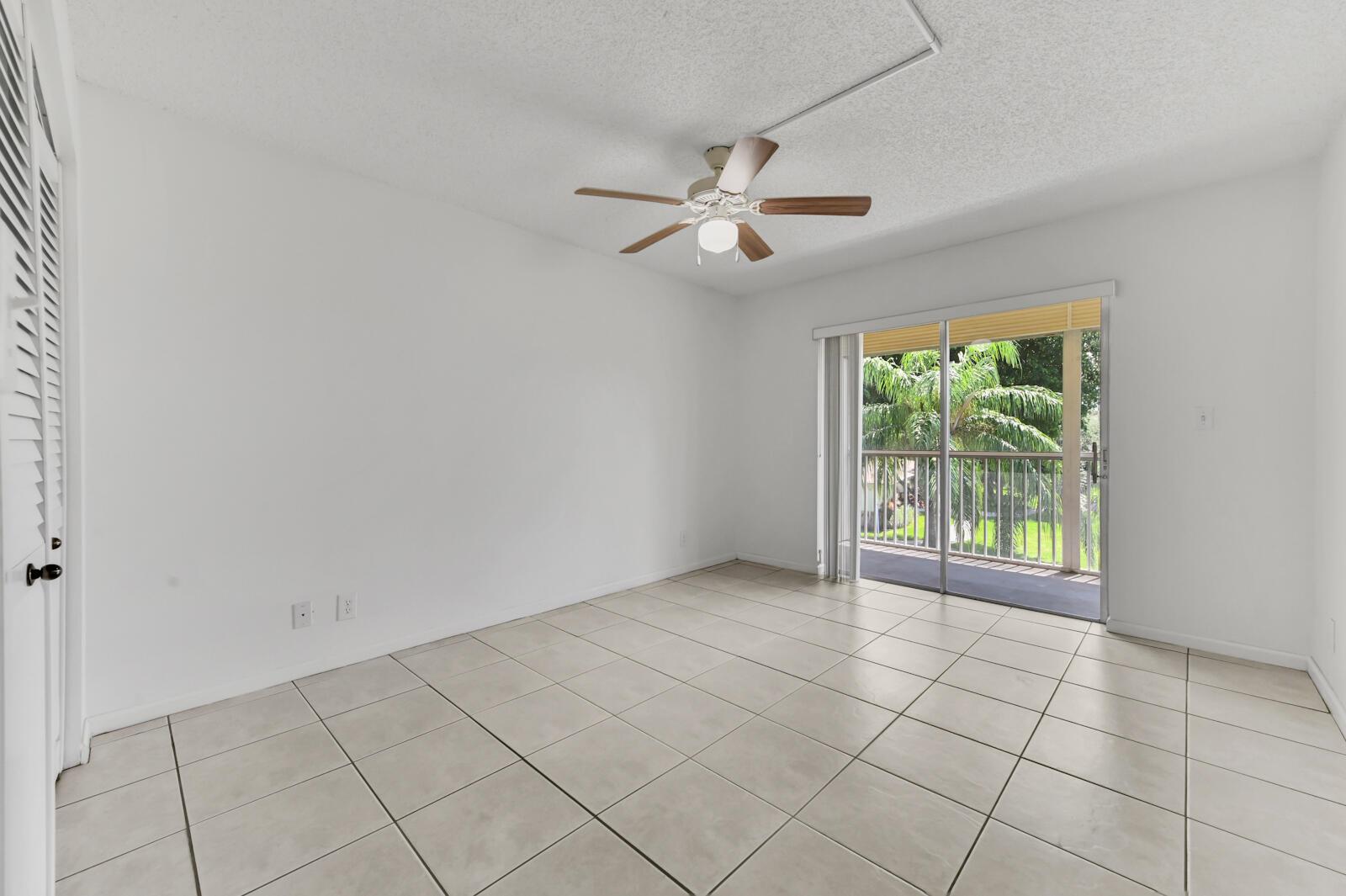 VILLAGE GREEN HAMPTON CON - Residential