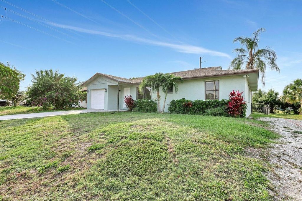 Photo of 3025 SE Bamboo Street, Stuart, FL 34997 (MLS # R10986905)