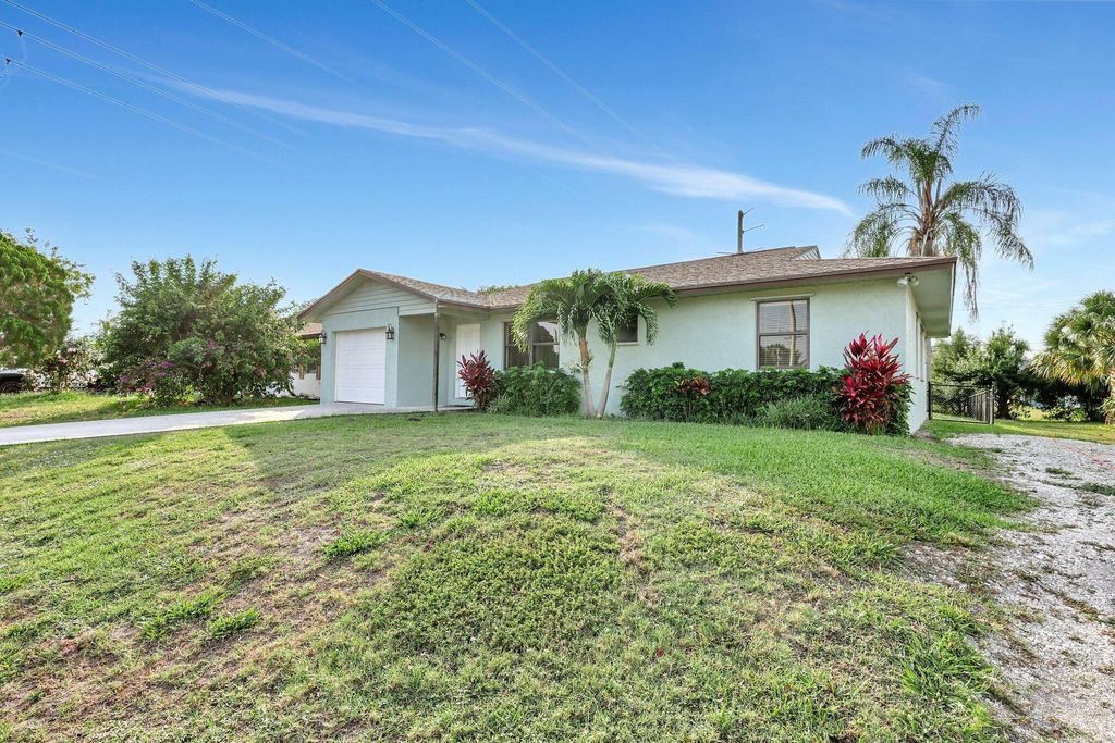 Photo of 3025 SE Bamboo Street, Stuart, FL 34997 (MLS # R10986905)