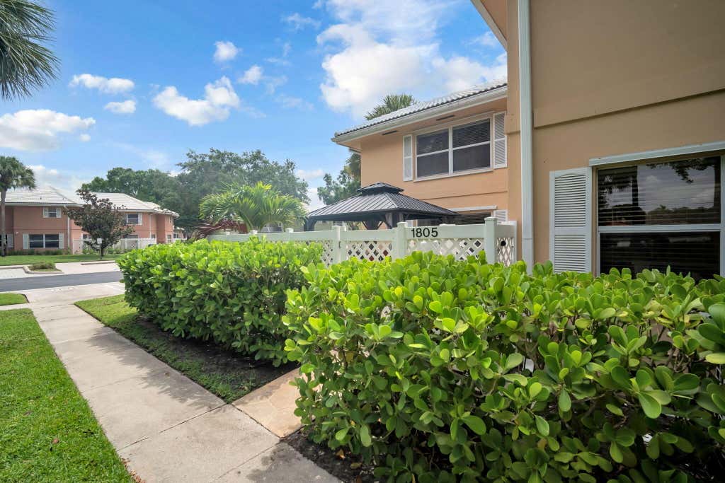 Photo of 1805 Middleton Way, West Palm Beach, FL 33409 (MLS # B26040825)
