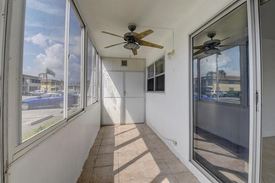 Wonderful 2/2, in Kings Point with clubhouses, pools, golf,tennis, pickelball and much more.
Over 50 special interest clubs. Close to doctors, Delray Medical Center Trauma Hospital. 
No AirBNB rentals allowed.