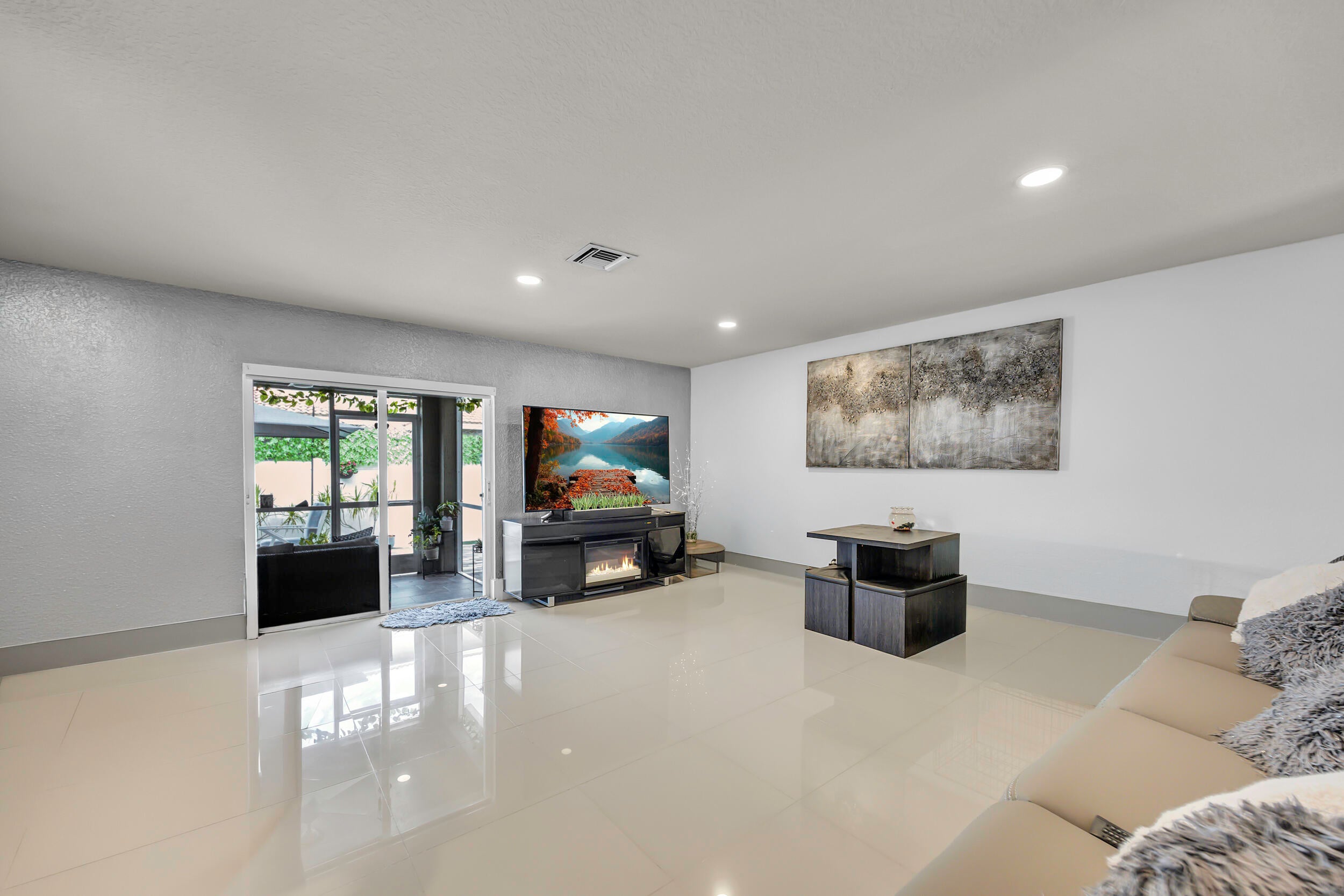 5933 MANCHESTER Way 5933
