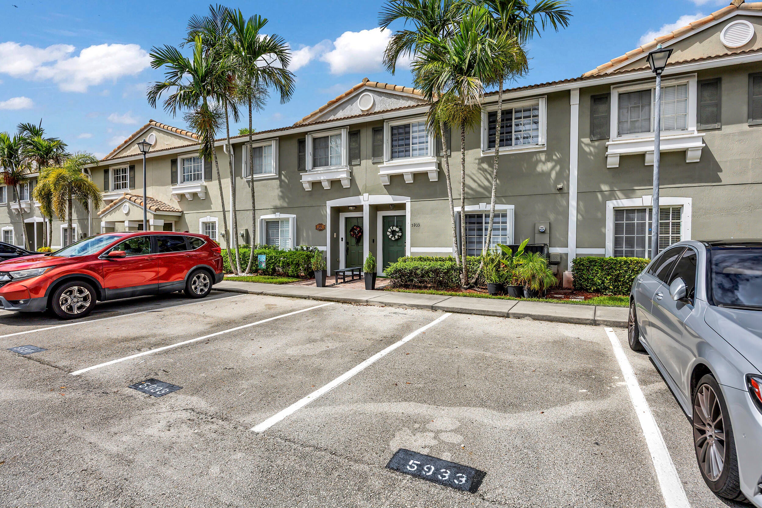 5933 MANCHESTER Way 5933