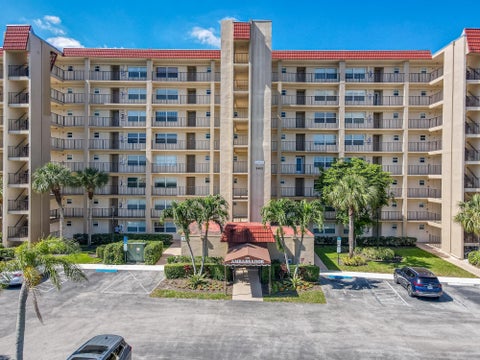 Tiny photo for 3465 Via Poinciana #606, Lake Worth, FL 33467 (MLS # B26089915)