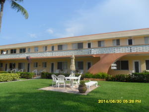 Nice Furnished 1 Bed 1 Bath Condo within walking distance to BEACH. Great location to downtown Delray shopping and eating. Nice furnishings. Move right in.