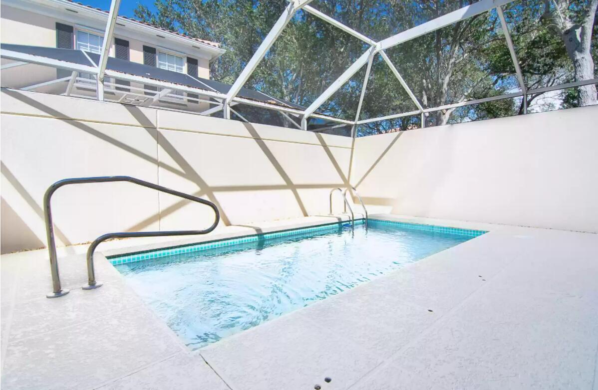 TEQUESTA OAKS - Residential