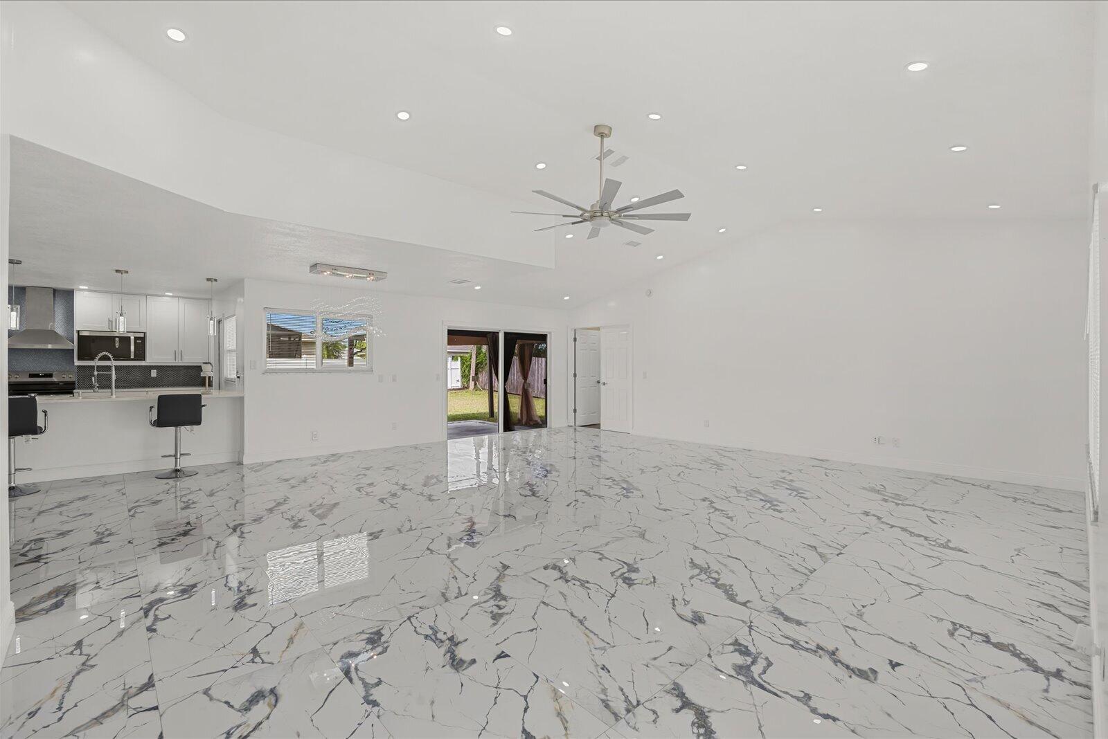 1051 SW DUBOIS