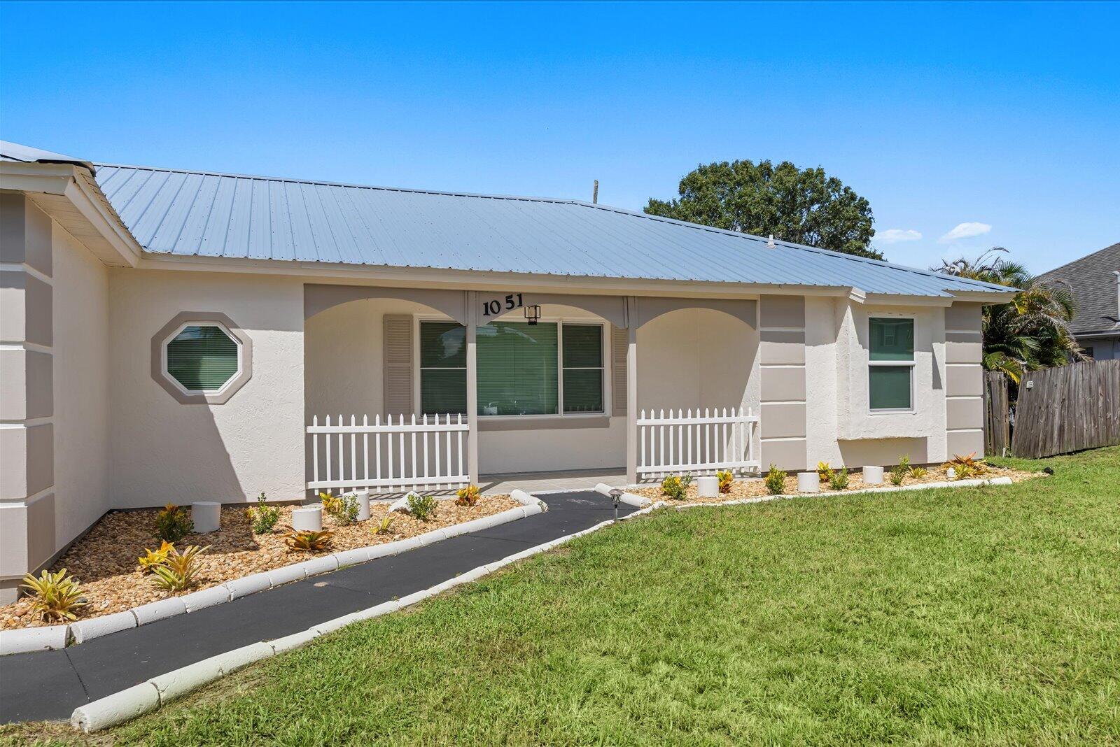 1051 SW DUBOIS