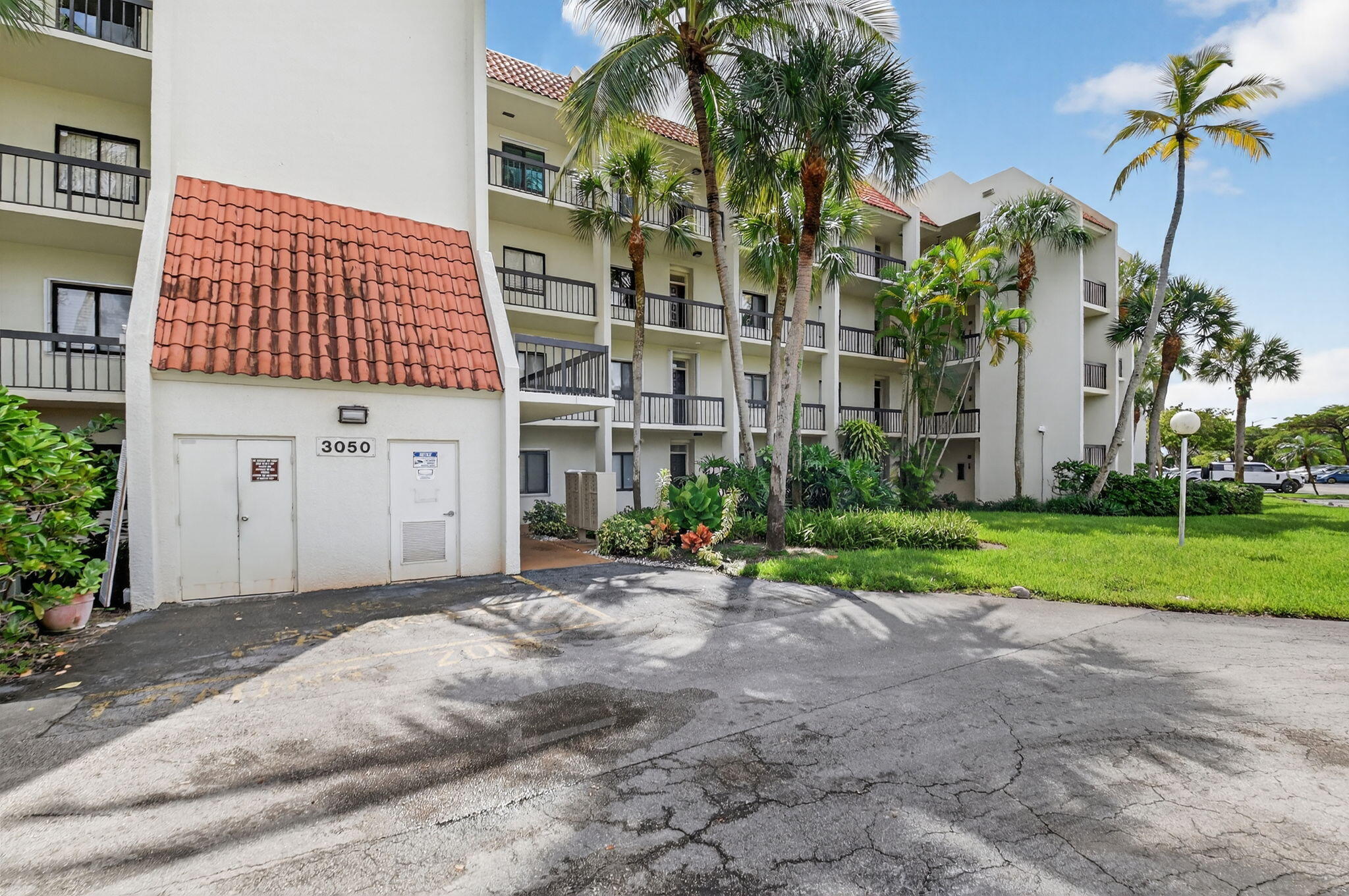 LANDS OF THE PRESIDENT CONDO 8 - Residential Lease