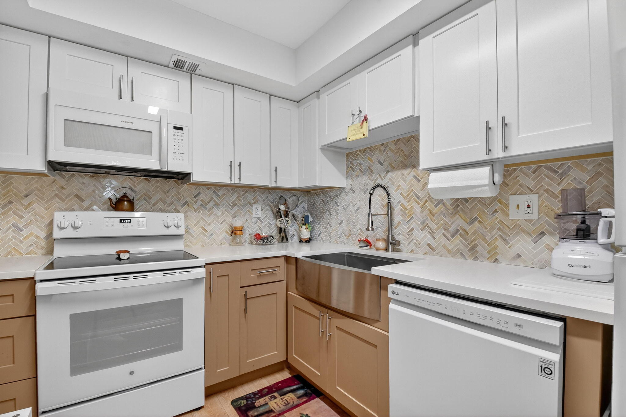 LANDS OF THE PRESIDENT CONDO 8 - Residential Lease