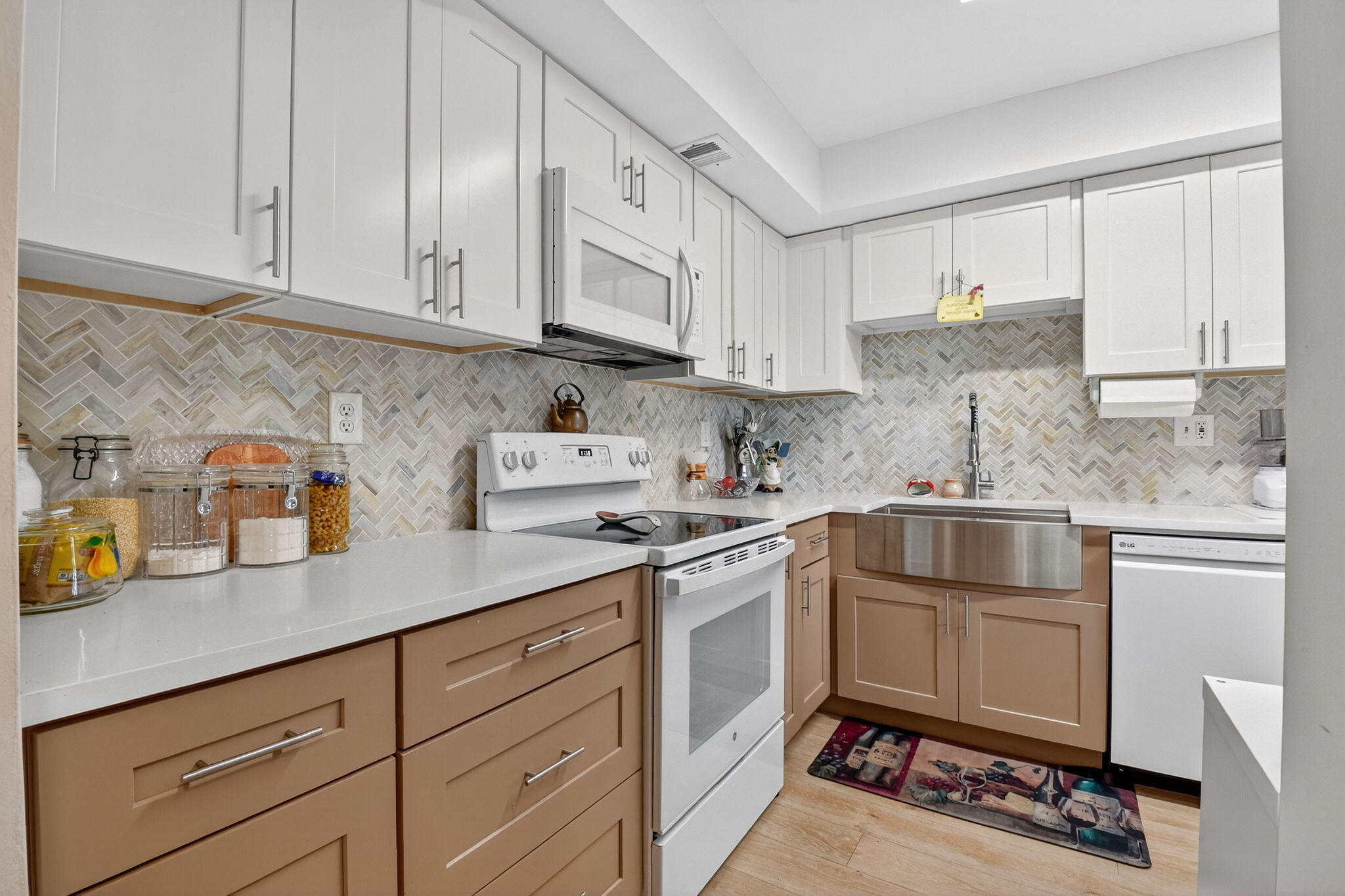 LANDS OF THE PRESIDENT CONDO 8 - Residential Lease
