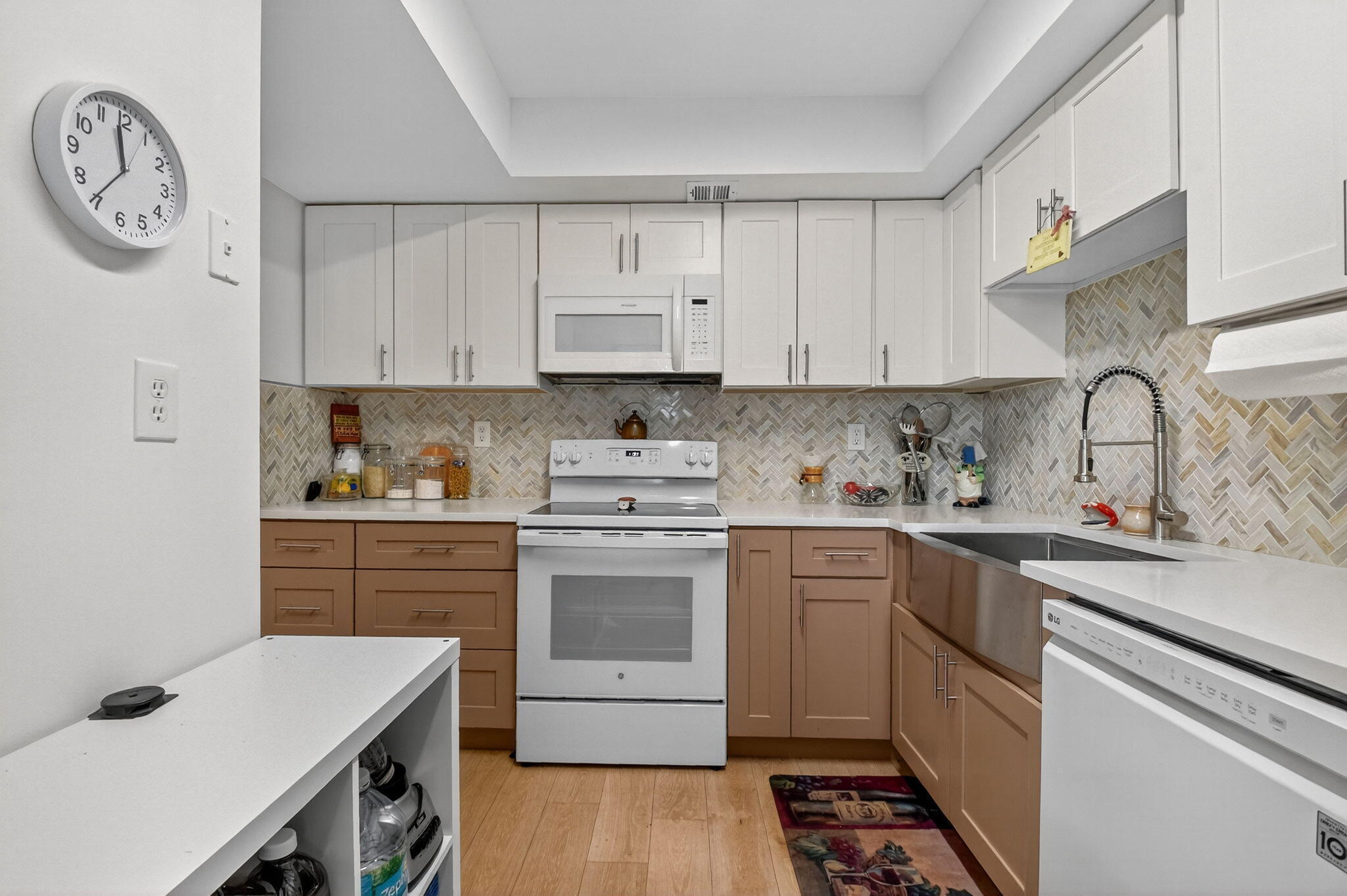 LANDS OF THE PRESIDENT CONDO 8 - Residential Lease