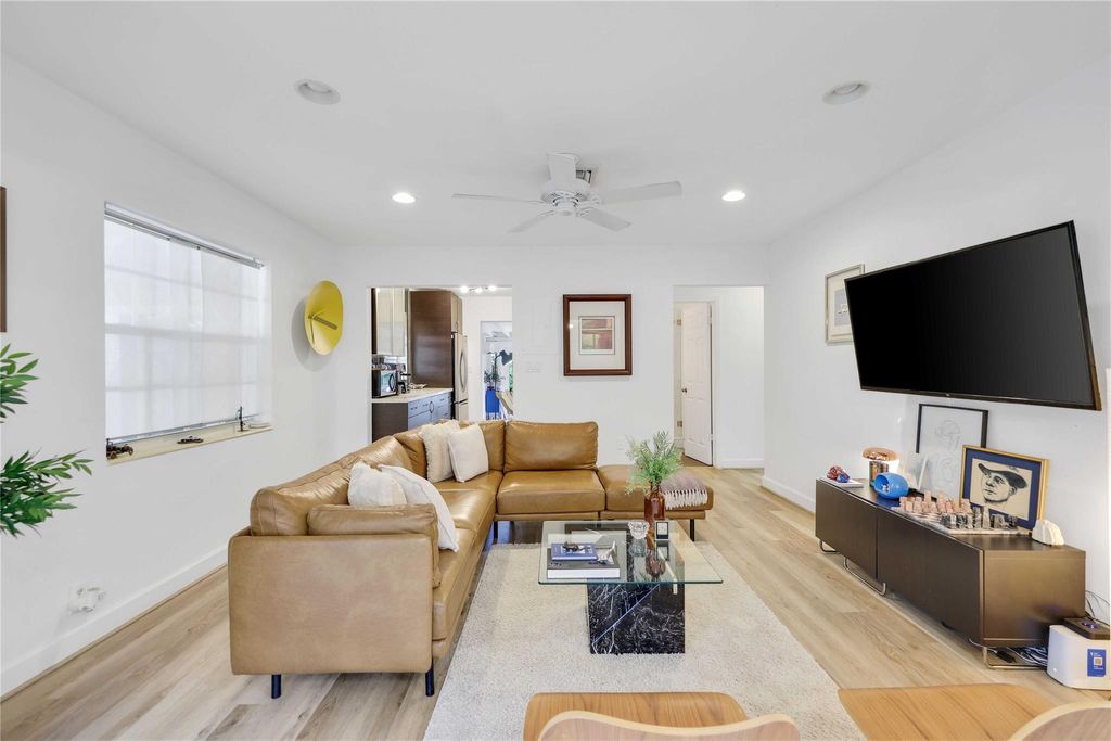 Photo of 421 SW 12th Ct, Fort Lauderdale, FL 33315 (MLS # F10533007)