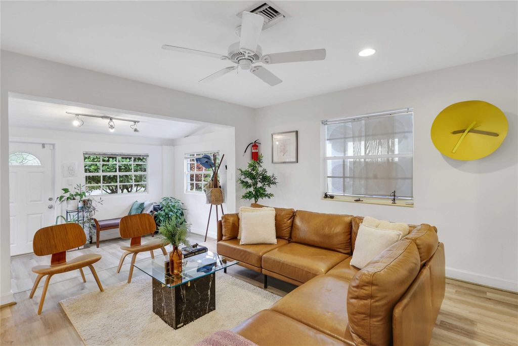 Photo of 421 SW 12th Ct, Fort Lauderdale, FL 33315 (MLS # F10533007)
