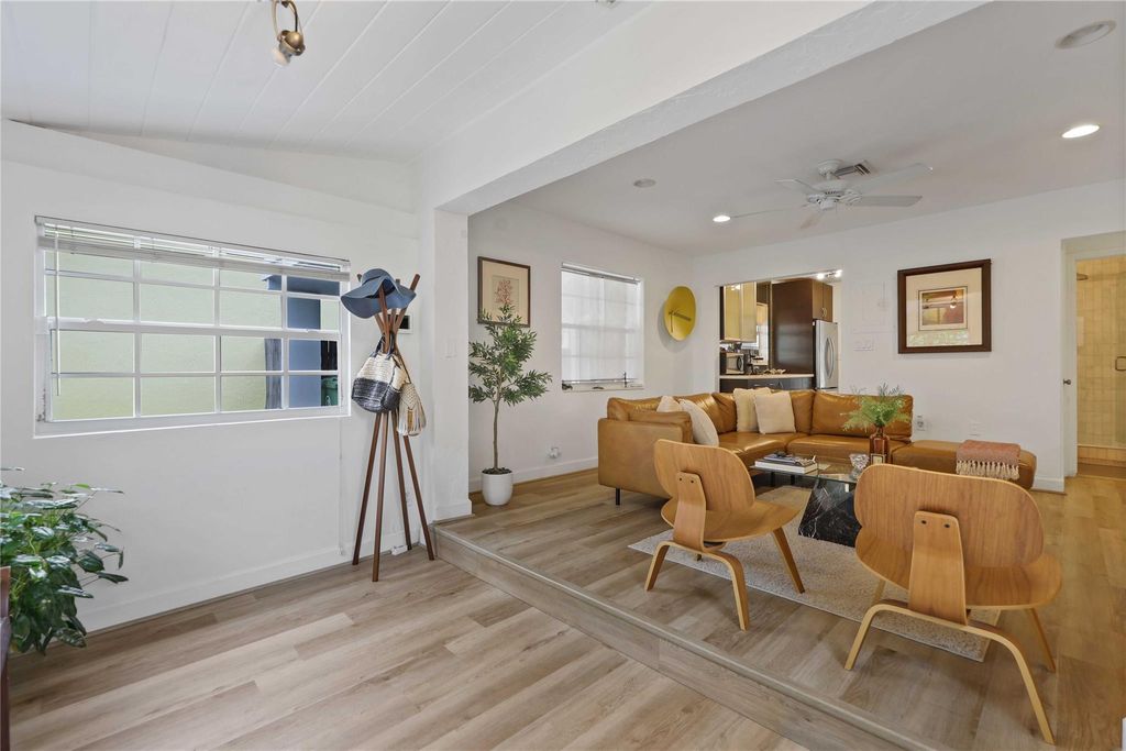 Photo of 421 SW 12th Ct, Fort Lauderdale, FL 33315 (MLS # F10533007)