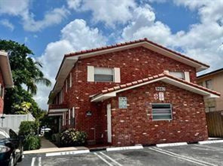 First and Security Moves you in ! No HOA Approval Required! NO WASHER DRYER in Unit !Laundry Facilities on Premises.  PLEASE BE SURE!!! to LOCK ALL DOORS !!!!