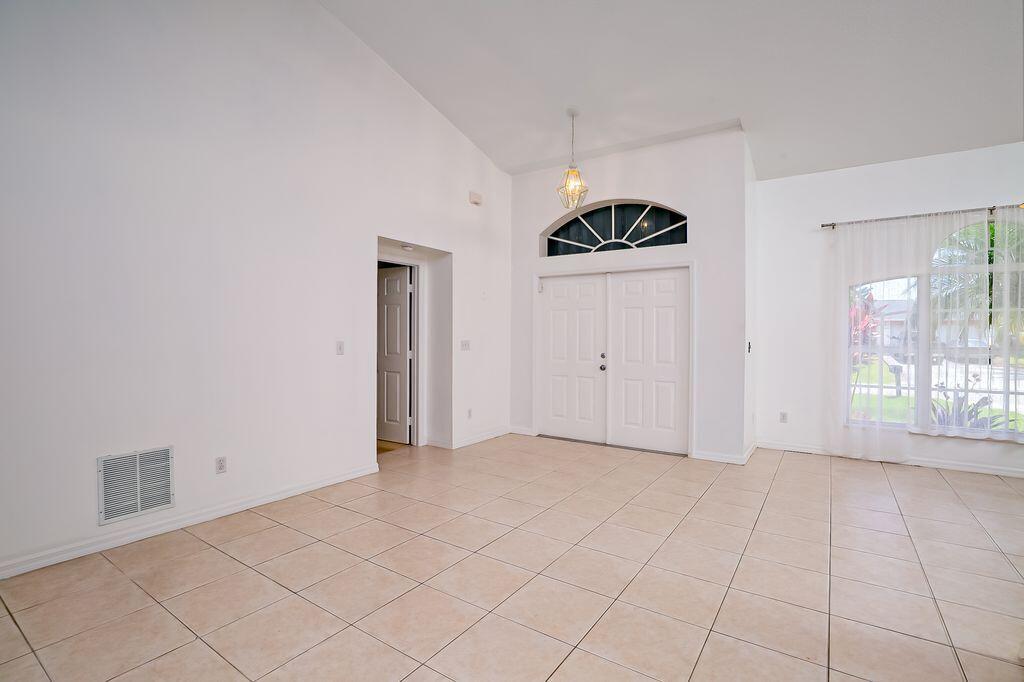 2062 SW Scorpio Lane, Port St Lucie, FL, 34984/$380,000 2 2062 SW Scorpio Lane