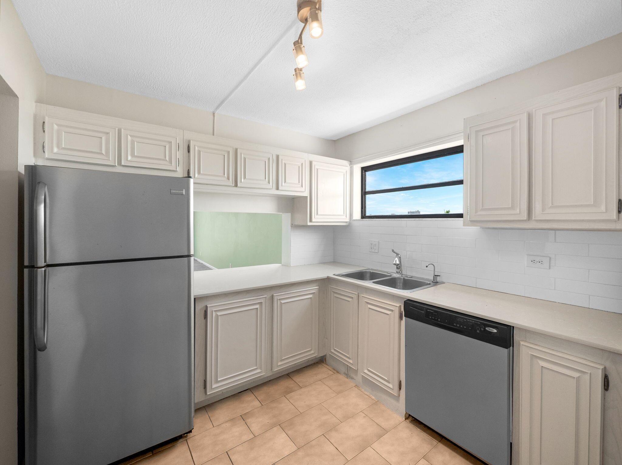 4800 Bayview Drive 606